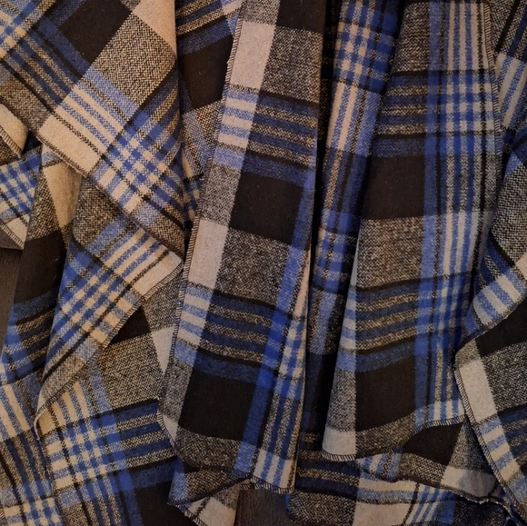 Wool Shawl - Picture 2 of 4